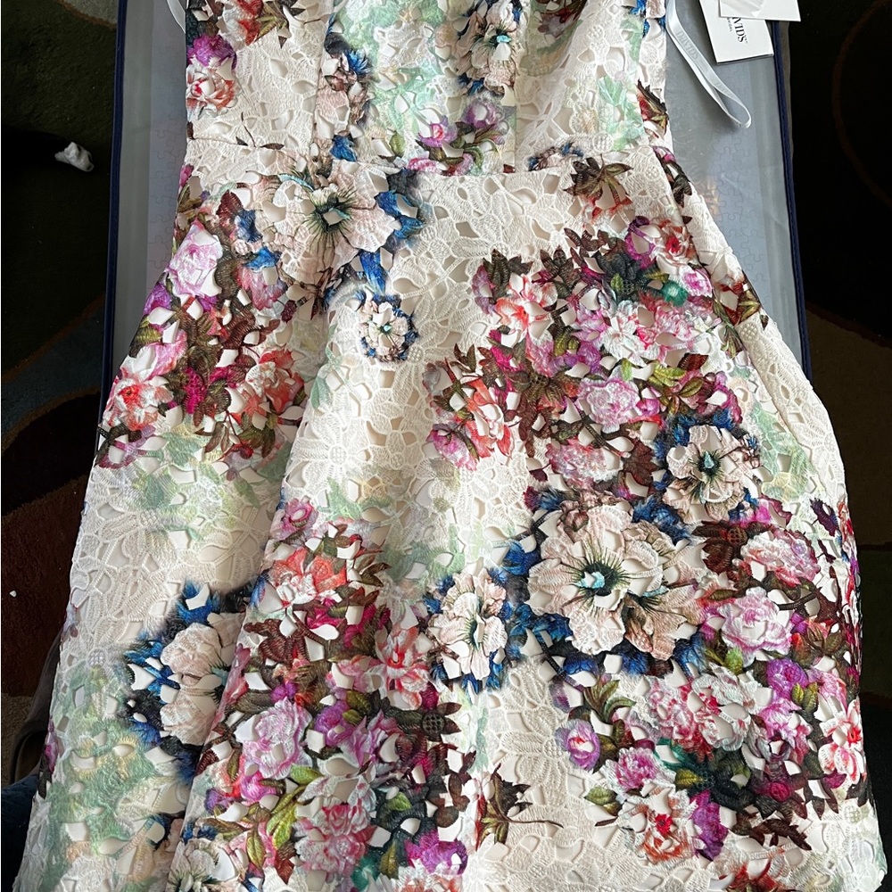 ⭐️ BRAND NEW w/TAGS ⭐️ Sweetheart strapless floral cream lace dress.